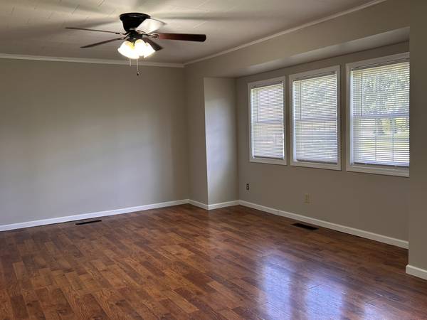 152 Hutchinson Dr, St Clairsville, OH 43950-1150