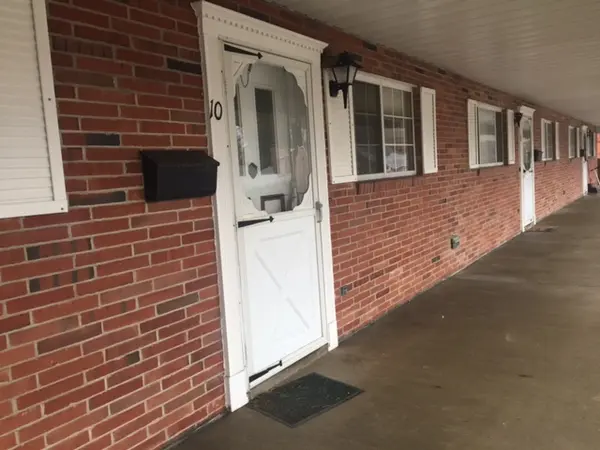 400 Tracy Ln #10, St Clairsville, OH 43950-1027