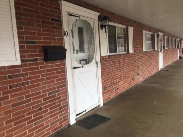 400 Tracy Ln #10, St Clairsville, OH 43950-1027