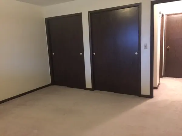400 Tracy Ln #10, St Clairsville, OH 43950-1027