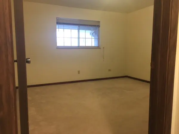 400 Tracy Ln #10, St Clairsville, OH 43950-1027