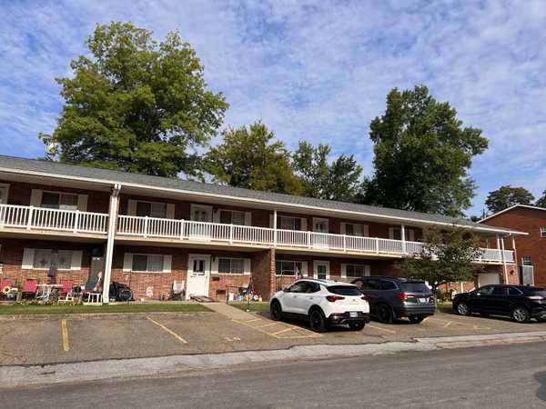 400 Tracy Ln #10, St Clairsville, OH 43950-1027