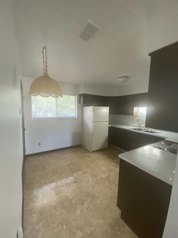 400 Tracy Ln #10, St Clairsville, OH 43950-1027