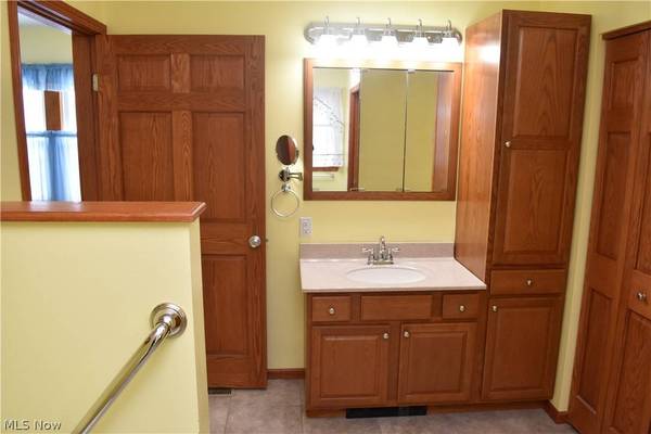 196 Maple AVE, St Clairsville, OH 43950