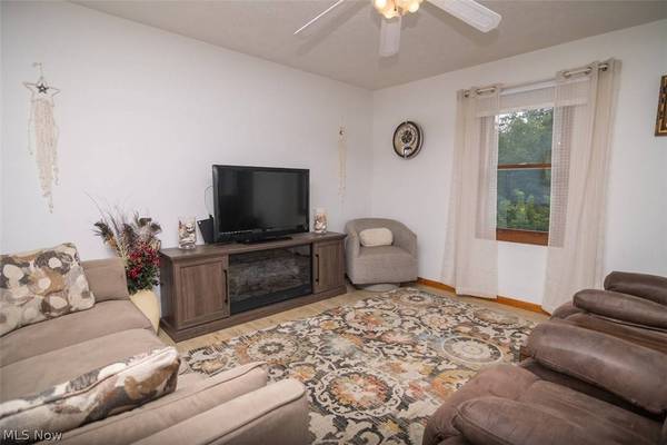 68462 Woodcroft DR, St Clairsville, OH 43950