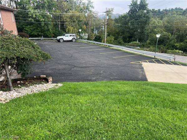 1 Halloran Park LN, St Clairsville, OH 43950