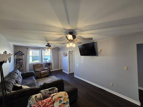 242 Ridgeview Ln, Moundsville, WV 26041