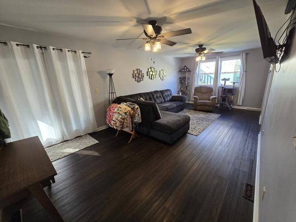 242 Ridgeview Ln, Moundsville, WV 26041