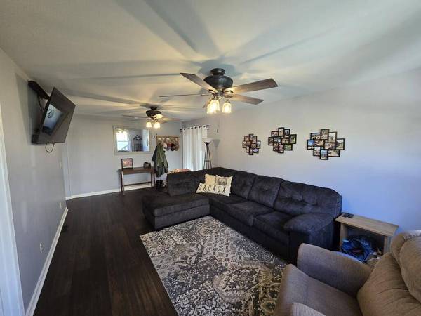 242 Ridgeview Ln, Moundsville, WV 26041