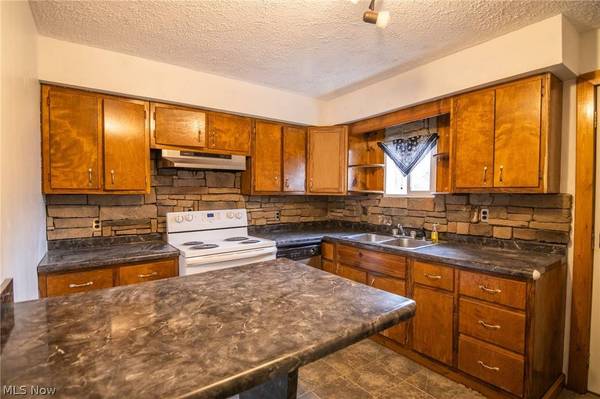 4254 Harrison ST, Bellaire, OH 43906
