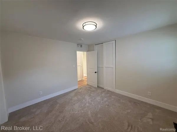 21920 Fern ST, Oak Park, MI 48237