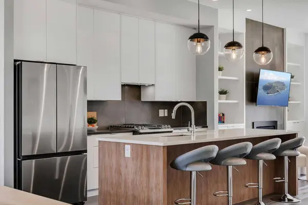 947 31 AVE NW, Calgary, AB T2K0A6