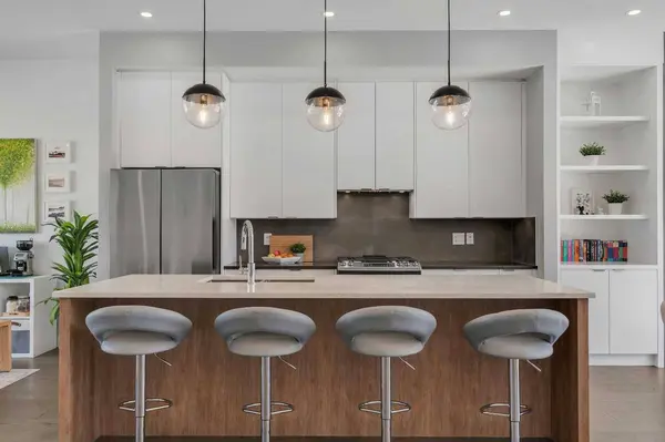 947 31 AVE NW, Calgary, AB T2K0A6