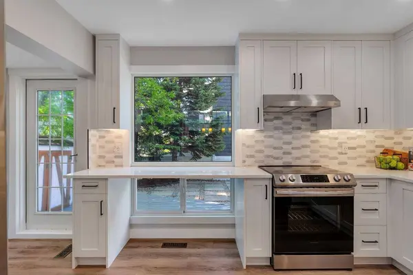 370 Brae Glen CRES SW, Calgary, AB T2W 1B6