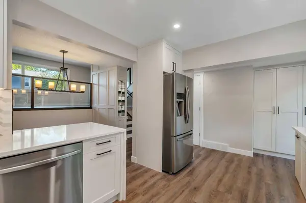 370 Brae Glen CRES SW, Calgary, AB T2W 1B6