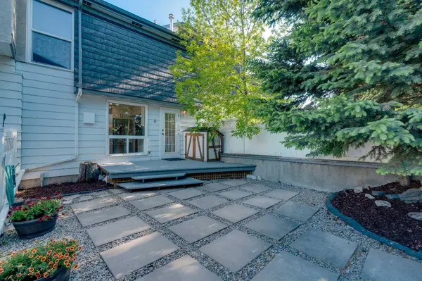 370 Brae Glen CRES SW, Calgary, AB T2W 1B6