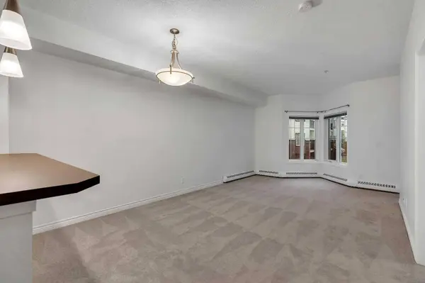 30 Royal Oak PLZ NW #223, Calgary, AB T3G 0C1