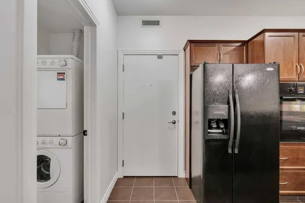 30 Royal Oak PLZ NW #223, Calgary, AB T3G 0C1