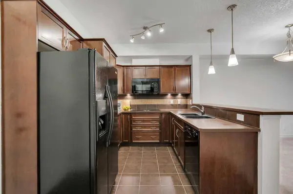 30 Royal Oak PLZ NW #223, Calgary, AB T3G 0C1