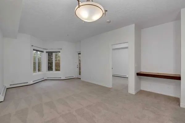 30 Royal Oak PLZ NW #223, Calgary, AB T3G 0C1