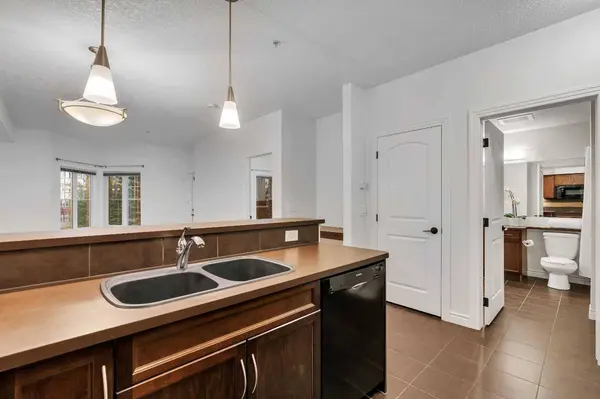 30 Royal Oak PLZ NW #223, Calgary, AB T3G 0C1
