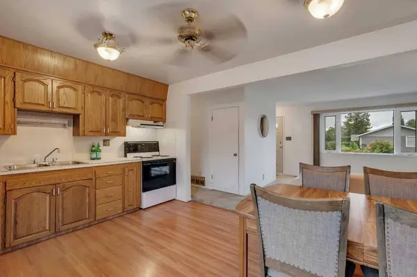 219 Tache AVE NW, Calgary, AB T2K 3R6