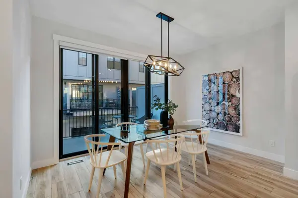 130 Discovery DR SW #27, Calgary, AB T3H 6E9