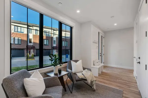 130 Discovery DR SW #27, Calgary, AB T3H 6E9