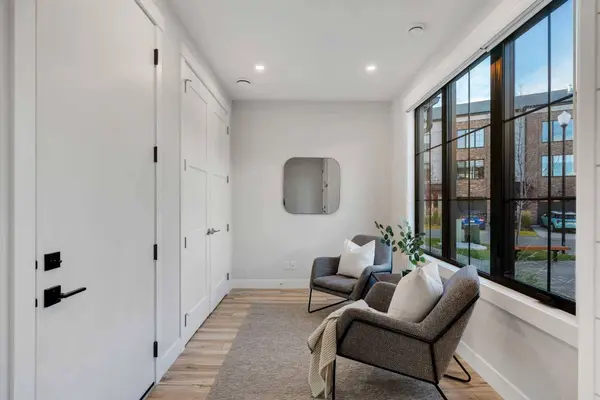 130 Discovery DR SW #27, Calgary, AB T3H 6E9