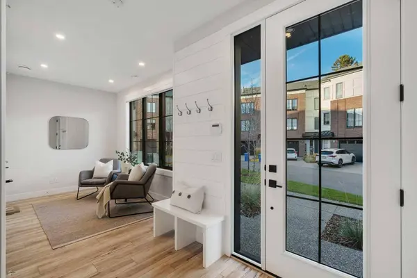 130 Discovery DR SW #27, Calgary, AB T3H 6E9