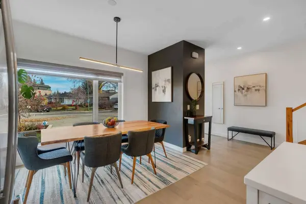 2327B Osborne CRES SW, Calgary, AB T2T 0Y7