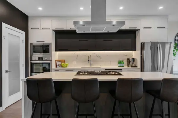 2327B Osborne CRES SW, Calgary, AB T2T 0Y7