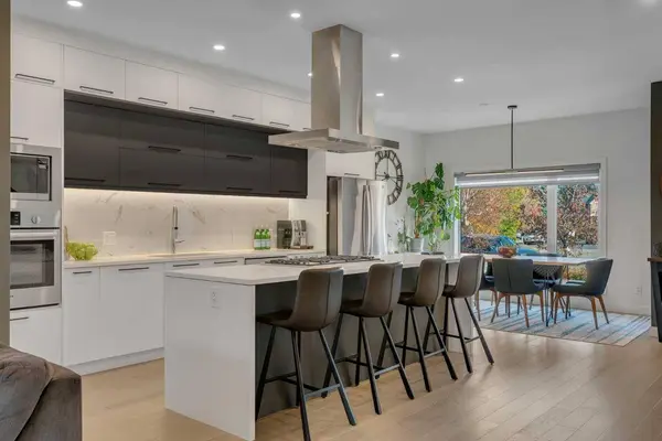 2327B Osborne CRES SW, Calgary, AB T2T 0Y7