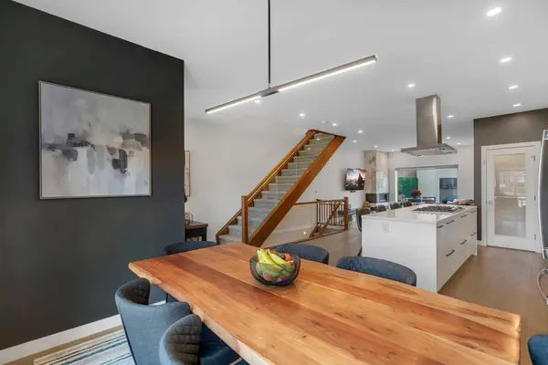 2327B Osborne CRES SW, Calgary, AB T2T 0Y7