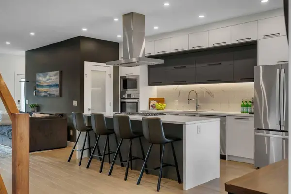 2327B Osborne CRES SW