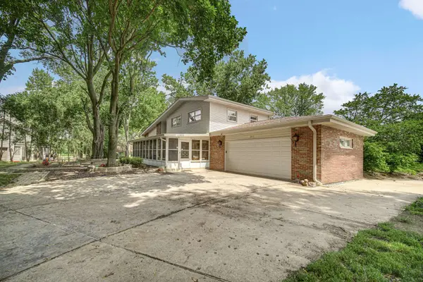 205 Sharon DR, Sleepy Hollow, IL 60118
