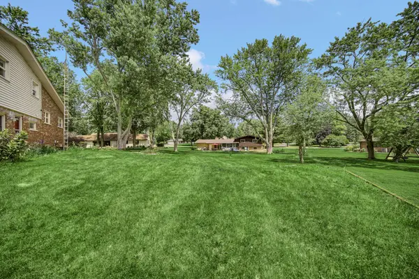 205 Sharon DR, Sleepy Hollow, IL 60118