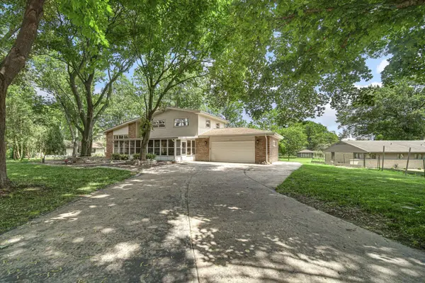 205 Sharon DR, Sleepy Hollow, IL 60118
