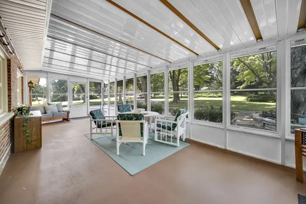 205 Sharon DR, Sleepy Hollow, IL 60118
