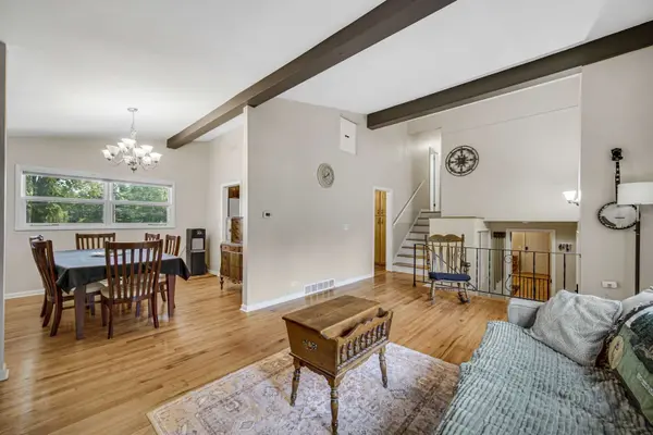 205 Sharon DR, Sleepy Hollow, IL 60118