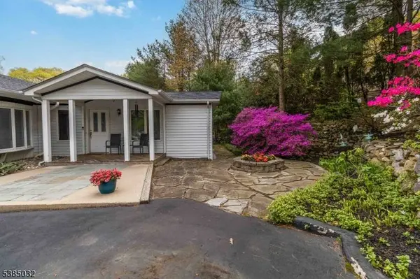 6 Seabert Ln, Kinnelon Boro, NJ 07405