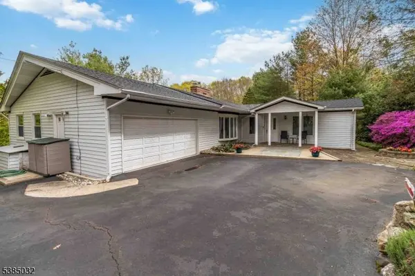 6 Seabert Ln, Kinnelon Boro, NJ 07405