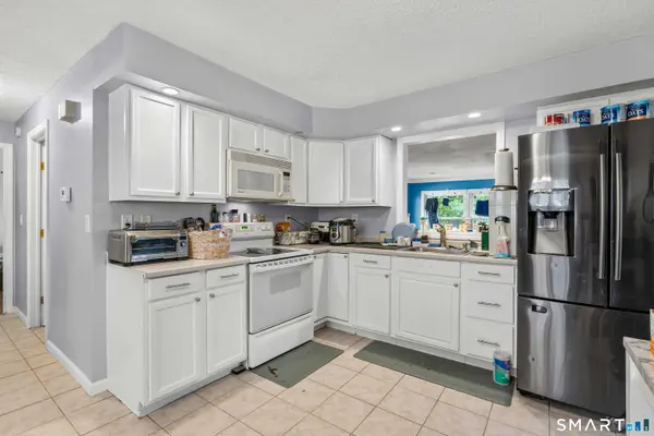 25 White Drive, Hamden, CT 06514