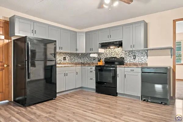 4032 SW 34th ST, Topeka, KS 66614