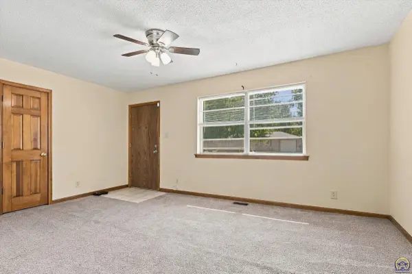 4032 SW 34th ST, Topeka, KS 66614