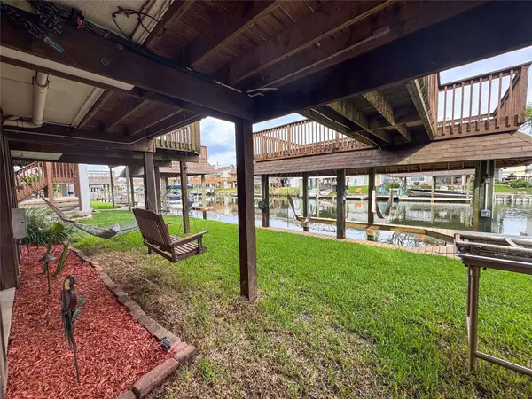 1031 Redfish ST, Bayou Vista, TX 77563