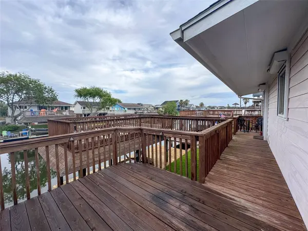 1031 Redfish ST, Bayou Vista, TX 77563