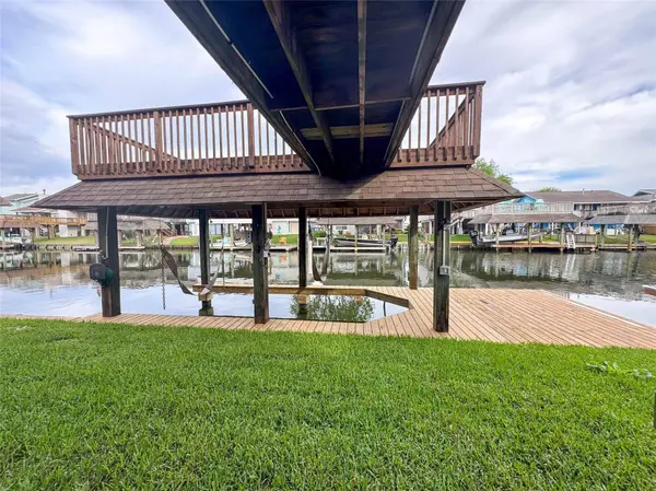 1031 Redfish ST, Bayou Vista, TX 77563