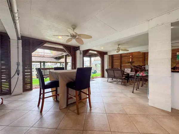 1031 Redfish ST, Bayou Vista, TX 77563