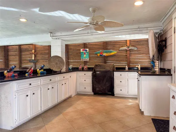 1031 Redfish ST, Bayou Vista, TX 77563